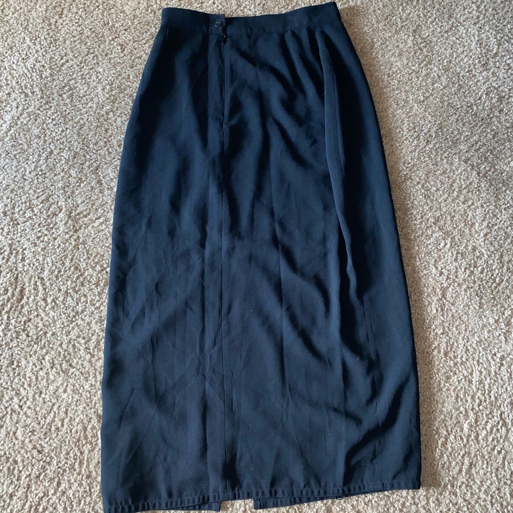 Black express midi skirt.